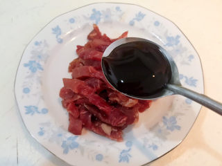 2、干煸牛肉丝,加入蚝油