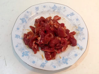 3、干煸牛肉丝,抓匀后腌制5分钟