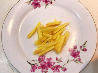 4、干煸牛肉丝,鲜姜削皮后切成丝