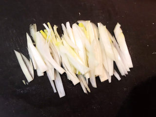 5、干煸牛肉丝,圆葱切成丝