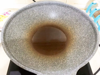 6、干煸牛肉丝,炒锅烧热后加入菜籽油