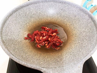 7、干煸牛肉丝,油烧热后加入牛肉丝