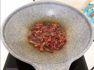 8、干煸牛肉丝,不停的煸炒