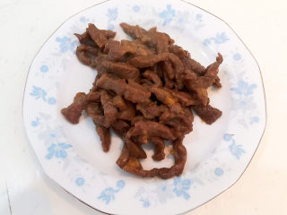 11、干煸牛肉丝,把炒好的牛肉丝盛出来