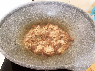 9、干煸牛肉丝,把牛肉里面的水份煸炒出去