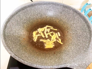 12、干煸牛肉丝,利用锅里加入余油煸炒姜丝，炒出香味