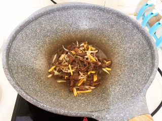 16、干煸牛肉丝,翻炒均匀即可