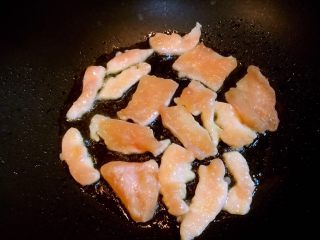 6、蜂蜜烤鸡肉,把腌好的肉片均匀得铺在锅底