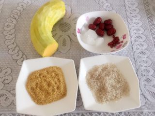1、小米南瓜红枣粥,准备好食材。