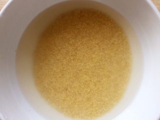 2、小米南瓜红枣粥,小米淘洗干净。