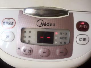 5、小米南瓜红枣粥,电饭煲插上电源,按煮粥键。