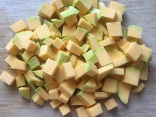 6、小米南瓜红枣粥,南瓜切成丁。