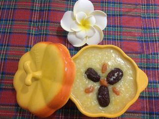 10、小米南瓜红枣粥,粥熬煮好后,再用勺子把南瓜丁碾碎,搅拌均匀,盛出即可。