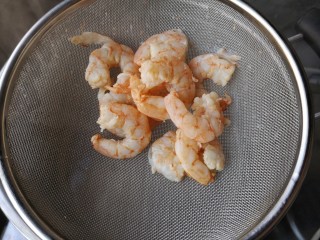 5、海鲜疙瘩汤,将腌制好的虾仁焯水后沥水捞出备用。