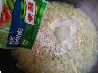 8、海鲜疙瘩汤,再次煮开后加入适量的家乐海鲜口味汤料混煮均匀。