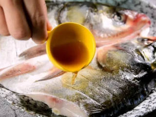 2、绝对零失败，也绝对美味下饭——豆豉蒸鱼,撒入盐、料酒、白胡椒，表面抹匀