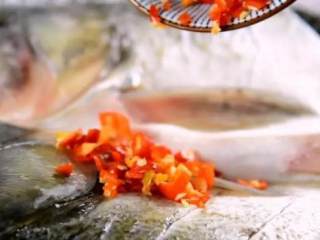 4、绝对零失败，也绝对美味下饭——豆豉蒸鱼,腌制完成去掉姜丝，放入小米椒碎、豆豉，入锅蒸15分钟