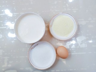 3、午后时光_红枣双皮奶,把牛奶倒到碗里，奶粉和白砂糖装到小碟子里，再准备一个鸡蛋