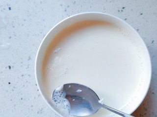 11、午后时光_红枣双皮奶,用勺子把碗里的泡沫全部都挑掉