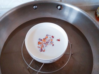 26、午后时光_红枣双皮奶,揭开保鲜膜，把红枣撒在上面，再煮一下