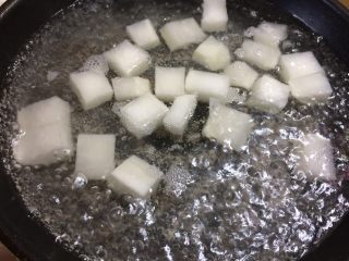 1、牛肉炖萝卜,萝卜去皮切块后后，焯一下水去掉苦味。