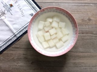 2、牛肉炖萝卜,然后清水浸泡备用。