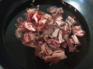 3、牛肉炖萝卜,牛肉放花椒适量加冷水下锅。