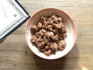 4、牛肉炖萝卜,煮开后捞起洗净备用。