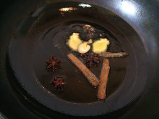 5、牛肉炖萝卜,锅内放花生油，油温七成热时放入姜片、八角、桂皮，煸炒几下。