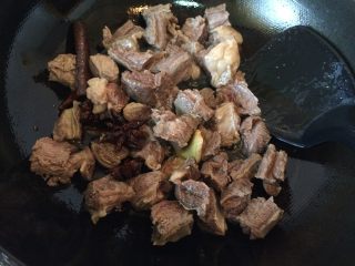6、牛肉炖萝卜,放入牛肉翻炒。