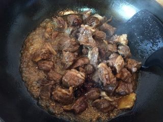 7、牛肉炖萝卜,加入盐、生抽、糖，翻炒至牛肉上色。