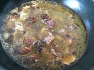 8、牛肉炖萝卜,加水与肉平，大火煮开后改小火，煮1小时左右。