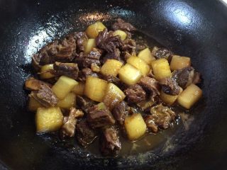 10、牛肉炖萝卜,最后开大火收汁。