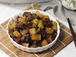 12、牛肉炖萝卜,出锅装盘。