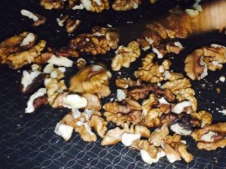 4、花生核桃枣香糖,核桃我用小火炒了5分钟，香脆状态就可以出锅了！