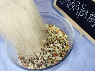 5、花生核桃枣香糖,花生和核桃用擀面杖碎一点，加入芝麻混合！记得花生红衣要吹掉！