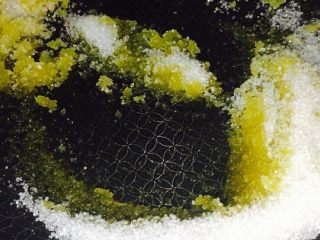 8、花生核桃枣香糖,小火慢炒，这是糖和油初步结合的状态！