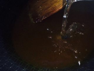 10、花生核桃枣香糖,糖呈琥珀色，流动状态就是炒好了，不要炒过度，会苦！这个时候快速放入白醋10克！