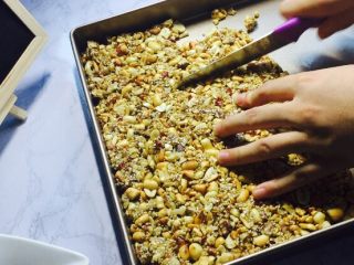 15、花生核桃枣香糖,待还有一点余温时切块！不要等凉透！凉透后切就会散掉！