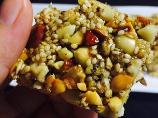 16、花生核桃枣香糖,一边切就一边吃！真的太好吃！料足美味！不会太甜！糖度刚刚好！