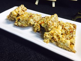 17、花生核桃枣香糖,额……原谅这憋土的拍照技术！