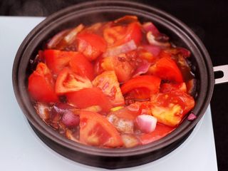 7、番茄牛肉炖土豆,大火翻炒至番茄变软。