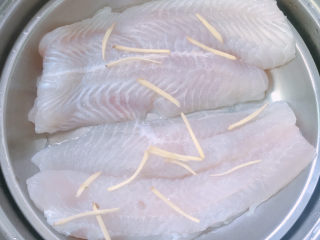 3、清蒸龙利鱼,放入打盘中，撒上少许姜丝