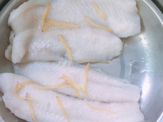 4、清蒸龙利鱼,蒸锅水烧开后放入锅中，蒸8—10分钟。