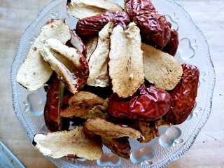 1、#家有烤箱#＋低卡红枣糕,干红枣去核，称出100g