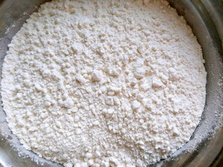 5、#家有烤箱#＋低卡红枣糕,低筋面粉和泡打粉搅拌均匀