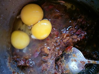 8、#家有烤箱#＋低卡红枣糕,打入三个鸡蛋，充分搅拌