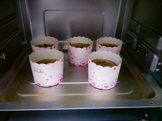 12、#家有烤箱#＋低卡红枣糕,预热好以后，170度烘烤30分钟，用牙签叉进去看看熟没熟