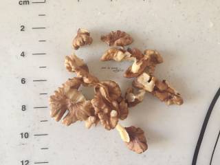 2、糖三角,核桃剥出核桃仁