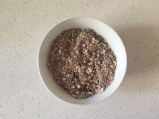 3、糖三角,碾碎后加入红糖、全麦粉拌匀做馅料